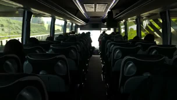 Passagiers die reizen met de bus — Stockvideo