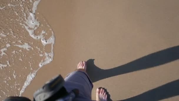 Hombre caminando en la playa — Vídeo de stock