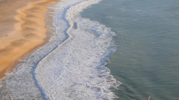 Ondas do mar sobre a praia de areia — Vídeo de Stock