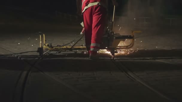 Europese Kaukasische man bevestigen van de rails — Stockvideo