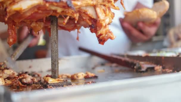 Uomo preparazione kebab — Video Stock