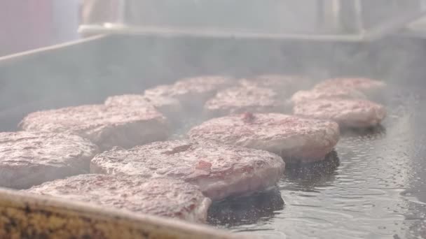 Fabricación de hamburguesas — Vídeo de stock