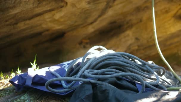 Escalada en la montaña de roca — Vídeo de stock