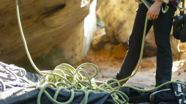 Escalada en la montaña de roca — Vídeos de Stock