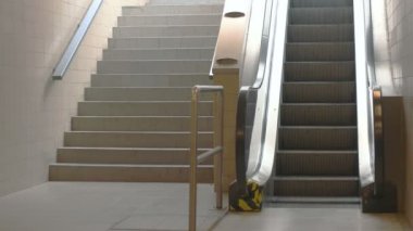 Tren istasyonu yürüyen merdiven