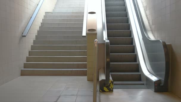 Escaliers mécaniques de gare 