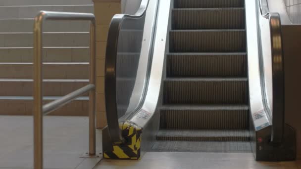 Train Station rulltrappor — Stockvideo