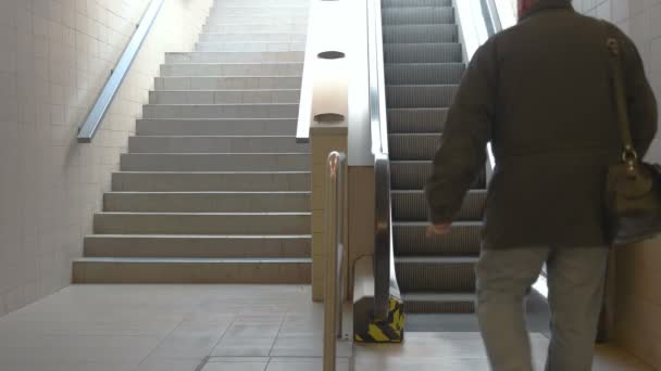 Rolltreppen am Bahnhof — Stockvideo