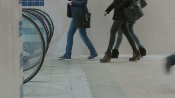 Rolltreppen am Bahnhof — Stockvideo