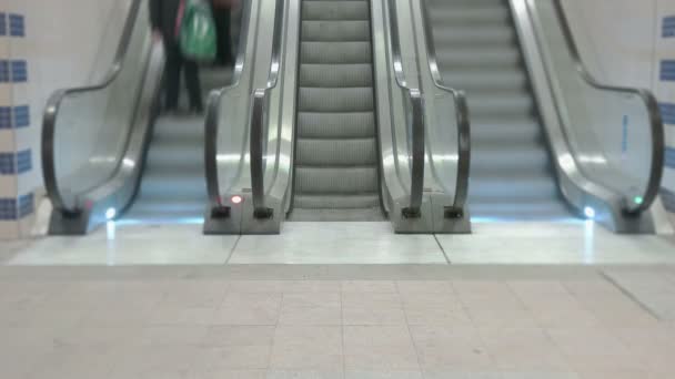 Rolltreppen am Bahnhof — Stockvideo