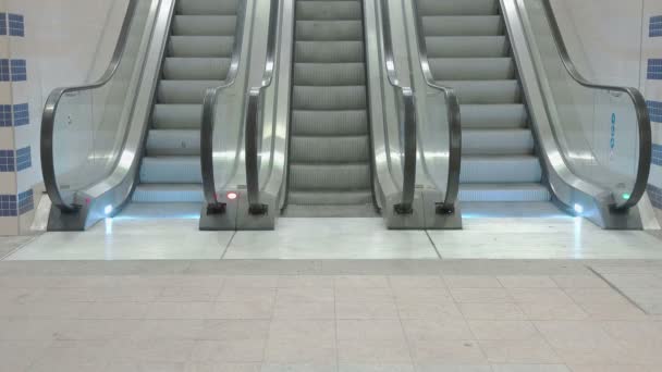 Rolltreppen am Bahnhof — Stockvideo