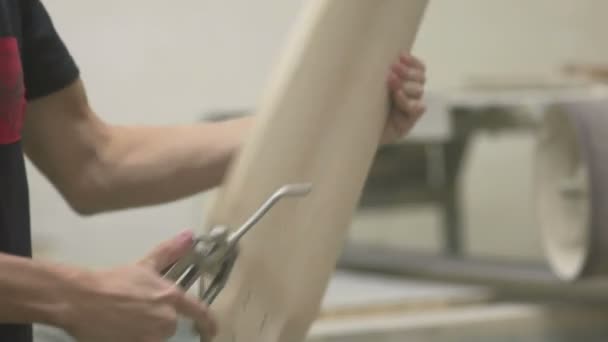 Виготовлення Longboard палубі — стокове відео