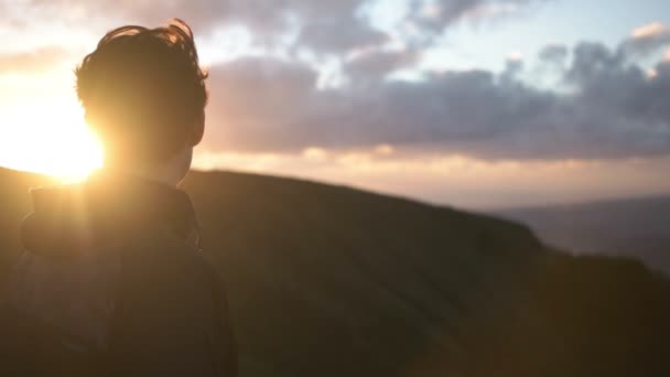 Homem a olhar para o pôr do sol — Vídeo de Stock