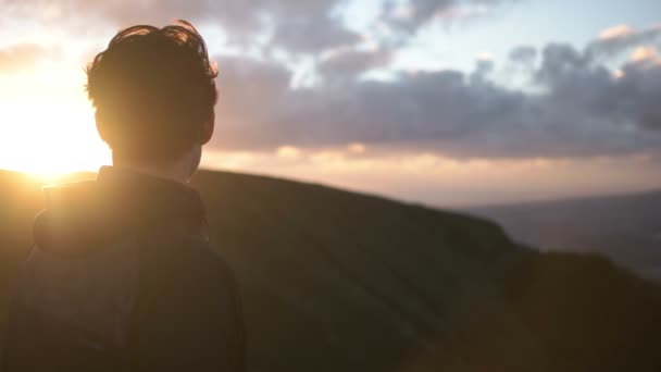 Mirando hacia el atardecer, cámara lenta — Vídeos de Stock