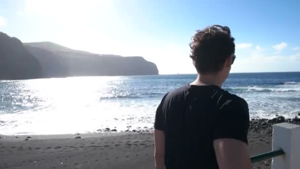 Ojo plano de hombre caminando al lado de la playa — Vídeo de stock