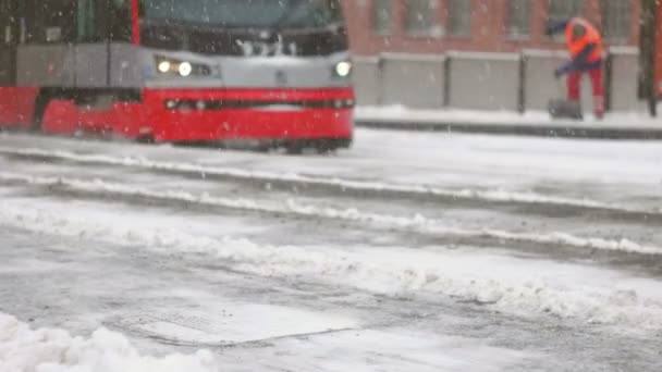 Tranvía llegando a la plataforma congelada durante la tormenta — Vídeos de Stock