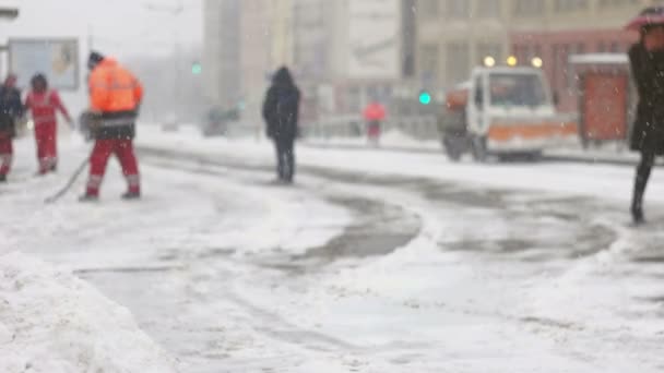 Blizzard cubriendo pavimento con nieve fresca — Vídeos de Stock