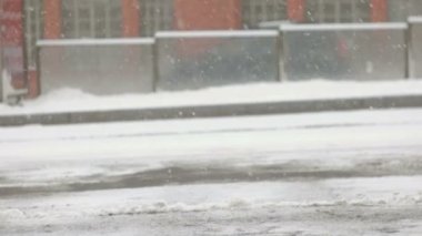 Kaldırım istasyonunun kürekle tek şehir işçisi