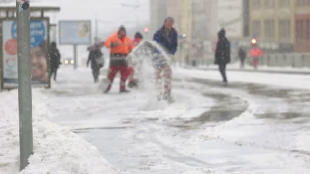 Stadhuis dienst schoonmaken van vallende sneeuw — Stockvideo