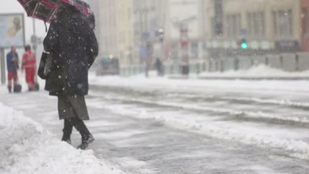Kar yığını üzerinde yürüyen bir üst düzey kadın — Stok video