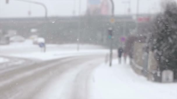 Schneeflocken liegen auf der Stadtstraße — Stockvideo