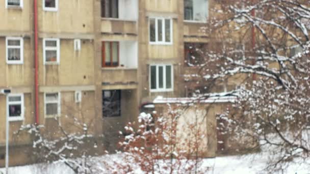 Csúnya város téli havazás, első fókuszált — Stock videók