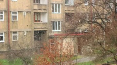 Çirkin kentsel City kar yağışı, açık odaklı