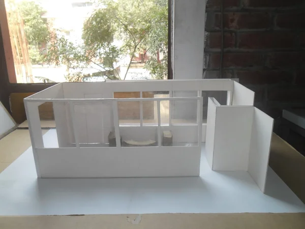 Modelo de arquitectura con espacio de asiento redondo y grandes ventanales —  Fotos de Stock