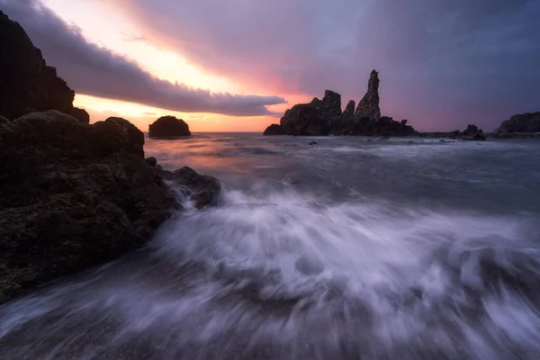 Amanecer tormentoso en la playa de Pendueles —  Fotos de Stock