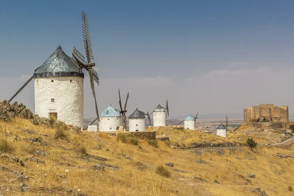 Üst üste altı İspanyol yel değirmenleri