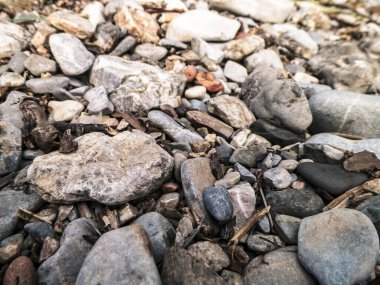 Doğal arka plan olarak suyun altındaki taşları kapatın. Boşluğu kopyala.