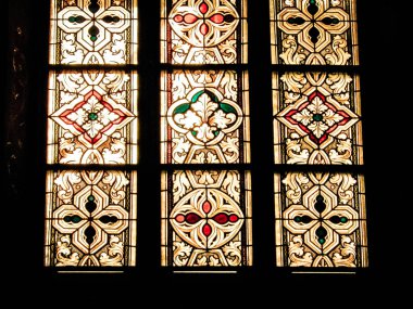 Mimari arka plan olarak lekeli camlar. Frombork 'ta baş-görüşürüz. Sanat geçmişi. Frombork Katedrali 'nde Aziz Andrew.