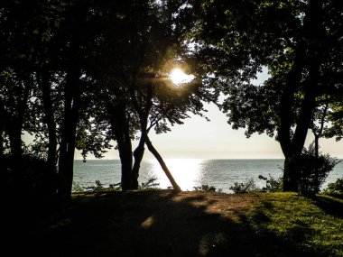 Yaz doğası - Polonya 'nın Gdynia kentindeki Baltc Denizi üzerinde gün batımının güzel manzarası. Doğa ve seyahat kavramı.
