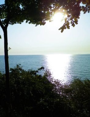 Yaz doğası - Polonya 'nın Gdynia kentindeki Baltc Denizi üzerinde gün batımının güzel manzarası. Doğa ve seyahat kavramı.