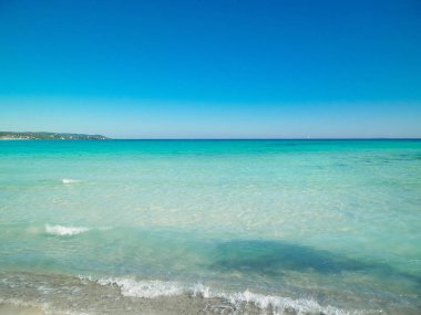 İtalya, Vada 'da sahil ve sahil. Şeffaf, turkuaz su ve beyaz kum. Seyahat ve doğa kavramı.