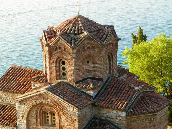 Kaneo 'daki Aziz John Manastırı. Mimarlık, turizm ve din kavramı. Kaneo 'daki Aziz John Kilisesi Ochrid Gölü kıyısındaki en karakteristik kiliselerden biridir..