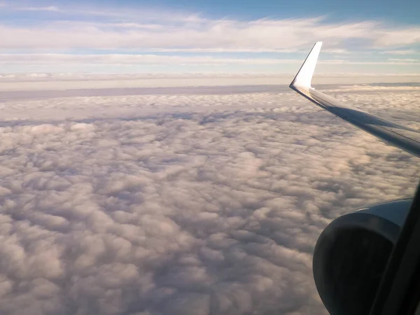 Blick Auf Weiße Wolken Und Flugzeugtriebwerk Und Flügel Verkehrskonzept Kopierraum — Stockfoto