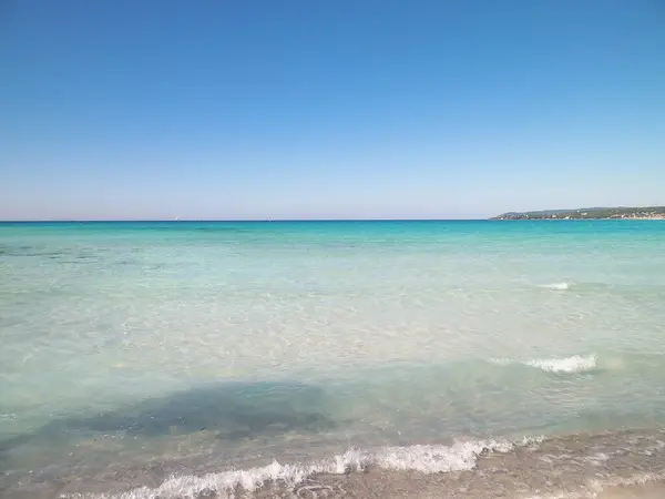 海岸とビーチでヴァダ イタリア ターコイズブルーの水と白い砂 旅と自然概念 — ストック写真