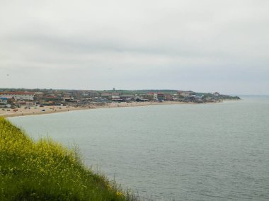 Karadeniz kıyılarındaki uçurumlar. Romanya 'nın Vama Veche kentinde kayalıkların manzarası ve plaj. Doğa ve seyahat kavramı.