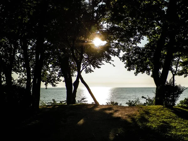 Yaz doğası - Polonya 'nın Gdynia kentindeki Baltc Denizi üzerinde gün batımının güzel manzarası. Doğa ve seyahat kavramı.