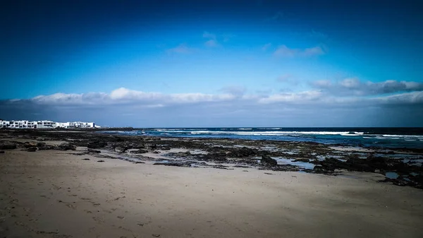 Lanzarote Canary群岛Caleta Famara的海滩和大西洋 Caleta Famara的海滩在冲浪者中很受欢迎 复制空间 — 图库照片