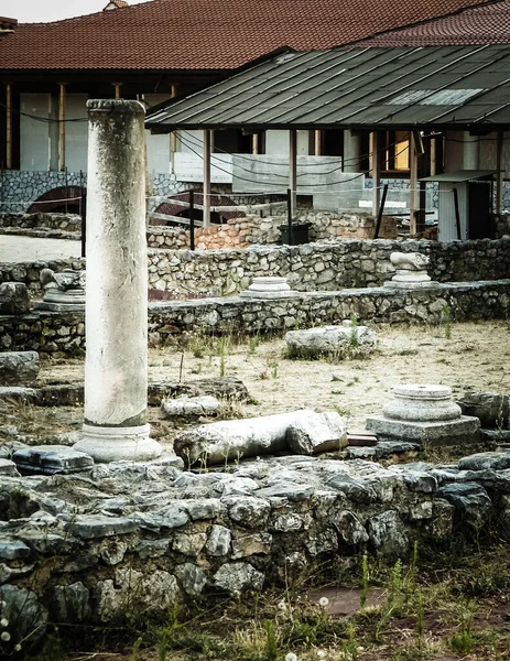 Παλαιοί Κίονες Και Ερείπια Στην Περιοχή Πλαόσνικ Όχριντ Πγδμ Έννοια — Φωτογραφία Αρχείου