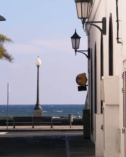 Arrecife 'deki sokak manzarası ve arka planda okyanus. Arrecife, Kanarya 'nın Lanzarote eyaletinde yer alan bir şehirdir. Seyahat ve mimari kavramı.