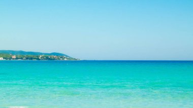 İtalya, Vada 'da sahil ve sahil. Şeffaf, turkuaz su ve beyaz kum. Seyahat ve doğa kavramı.