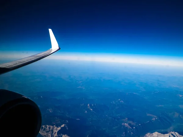 Zicht Vanuit Vliegtuigraam Alpen Vliegtuigvleugel Enginie Reis Vervoersconcept Kopieerruimte — Stockfoto