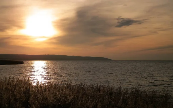Vistula Gölü üzerinde güzel bir gün doğumu manzarası. Sahile Kapan Frombork Şehri.