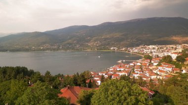Ochrid şehrinden Ochrid Gölü kıyısında görüldü. Ochrid, Avrupa 'nın bilinen en eski gölüdür, temiz ve şeffaf sudur. Ohri ve Ohri Gölü UNESCO 'nun doğal ve kültürel mirasları. Tipik Makedon mimarisi. Seyahat ve Mimarlık dolandırıcılığı