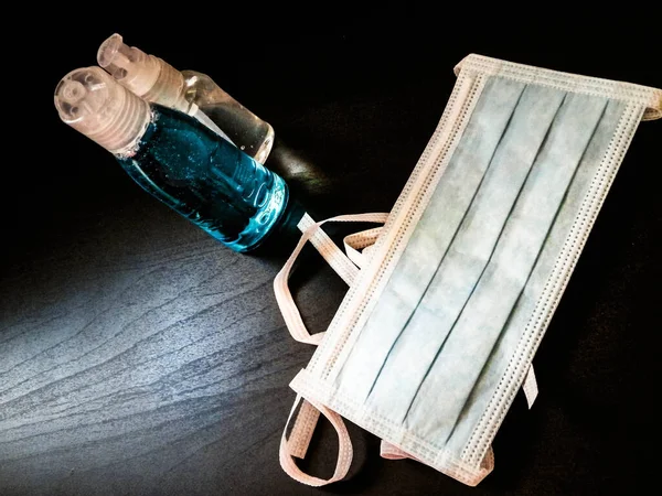 Antibakteriyel sıvı ve maske. Coronavirus koruma kiti. Hijyen, voronavirüs enfeksiyonunu önlemek için çok önemlidir..