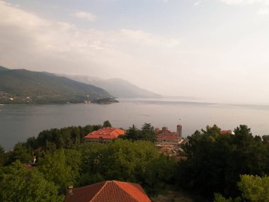 Ochrid şehrinden Ochrid Gölü kıyısında görüldü. Ochrid, Avrupa 'nın bilinen en eski gölüdür, temiz ve şeffaf sudur. Ohri ve Ohri Gölü UNESCO 'nun doğal ve kültürel mirasları. Tipik Makedon mimarisi. Seyahat ve Mimarlık dolandırıcılığı