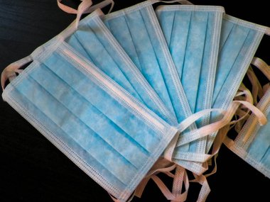 Koruyucu maske. Coronavirus salgını sırasında çok eşsiz bir ürün..